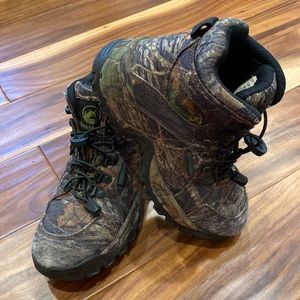 Camo Hiking boots, size 4 with lock laces